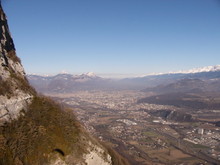 Vue sur Grenoble et la Chartreuse en vol (en cherchant un peu, on voit l'ombre de mon parapente ;) )