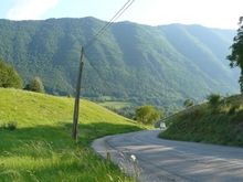 Atterro au bord de la route qui descend vers le camping