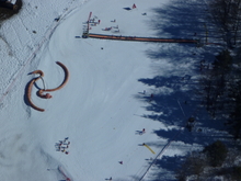 Jardin de ski pour les petits, avec son tapis roulant et sa corde