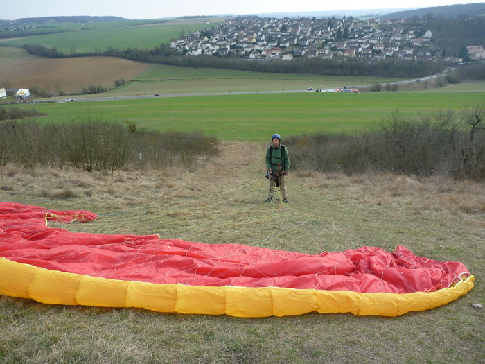 Abdel est en haut de la pente (juste en bordure du camp de frileuse)