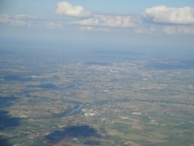 Bergerac au fond et le fleuve Dordogne