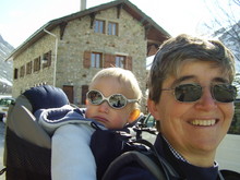 Avec mon petit-fils, Marin, je vais voir l'atterrissage de Bonneval sur Arc (Haute maurienne)