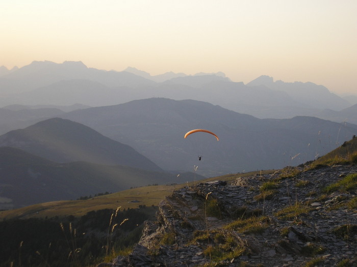 Sous les pieds du parapente le plateau de Lachau