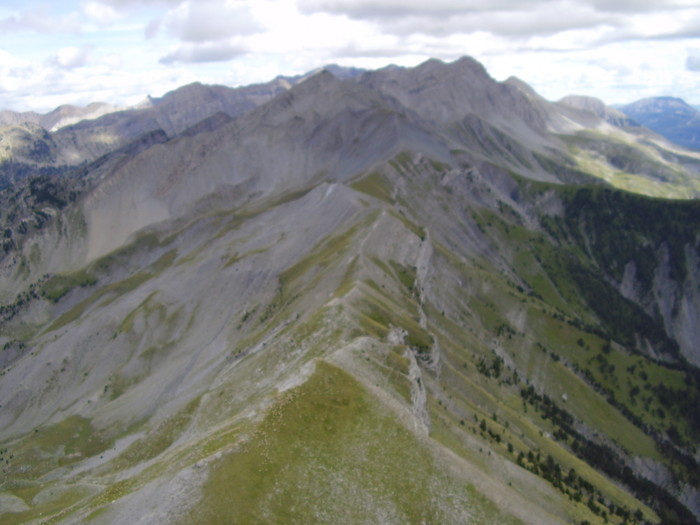 Le plus haut sommet au fond, l'estrop