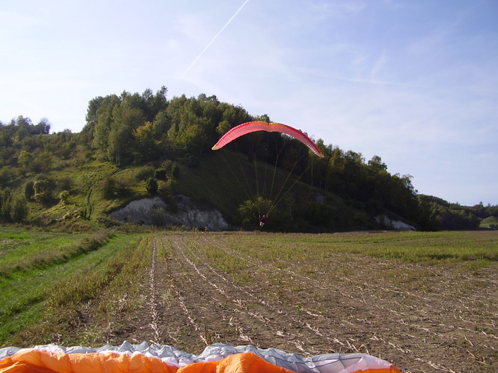 Je viens d'atterrir en bas et une voile de Picardie vol libre vient me rejoindre.