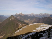 Le colombier d'Aillons et les Bauges vues du sommet
