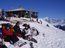 Sabrina, Tam et Sarah avant de voler, sous le restaurant panoramique de Bisanne !