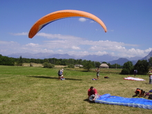 Atterrissage au col Saint Jean (04), au fond les montagnes du Champsaur.