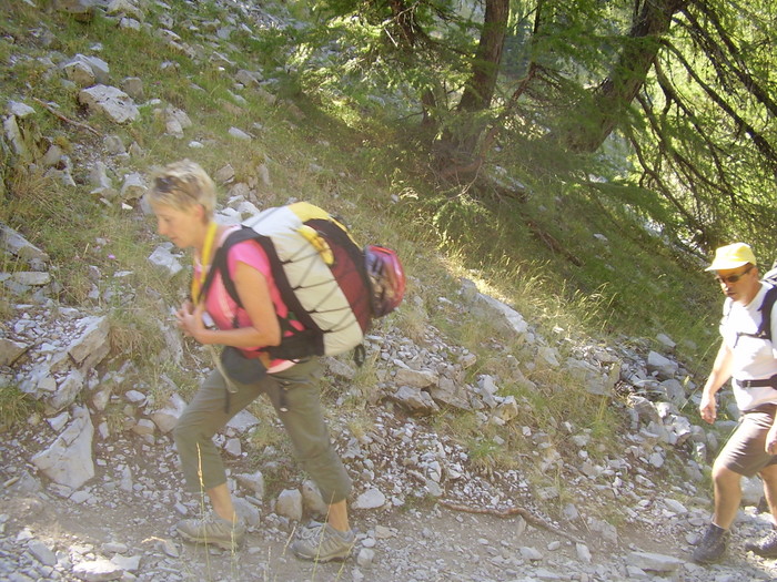 On prend ensuite un chemin un peu plus raide. marie comme moi, nous avons mis nos voiles dans un petit sac sellette Gin. Nous n'avons pas plus de 7/8kg sur le dos.