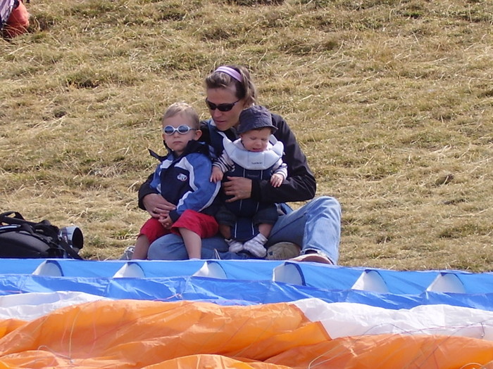 ...sous le regard de sa petite famille : Claire, Marin et Titouan