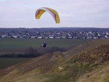 Alain devant le village de Beynes