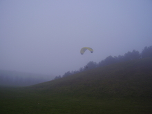 et ils finissent par monter en haut de la butte