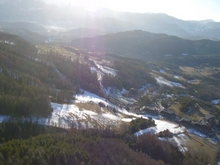 Marc va atterrir dans la station de Saint Jean Montclar, sur la piste de luge inutilisable pour la luge en ce moment (sans neige)