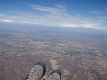 Vers le lac de Tequesquitengo ( agauche de mon pied gauche. Alex et sa voile rouge)