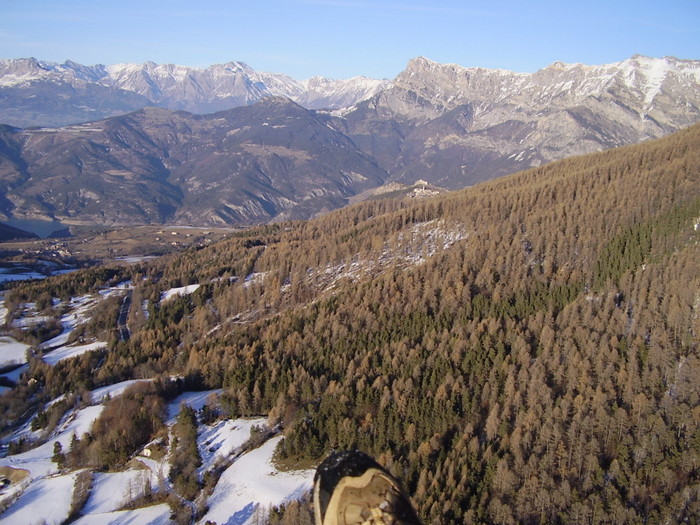 Au dessus de mon pied,Saint Vincent les Forts et encore au dessus le Grand Morgon devant les montagnes du Champsaur