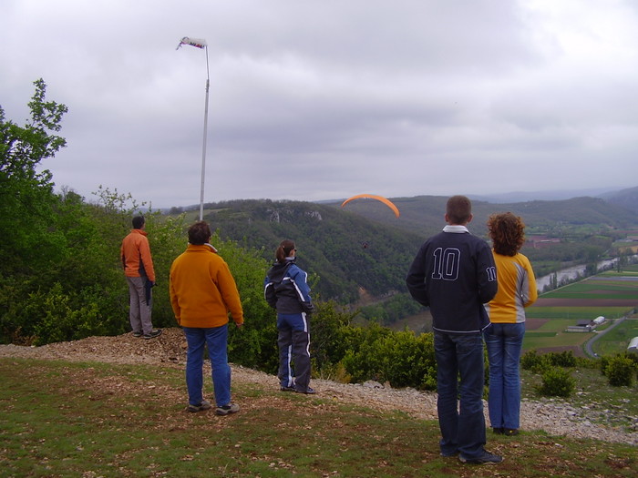 et il a l'air de tenir . Marc (mari de Sylvie), Anne, Amandine Romain (notre chauffeur) et Sylvie l'observent