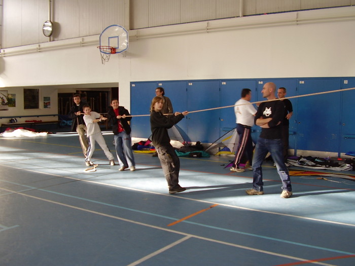 Les volontaires tirent jusqu'au plafond du gymnase, celui qui va jeter son parachute