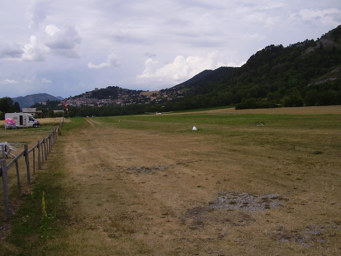 Dans le prolongement de la piste, le village de Seyne