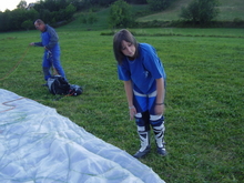 et Guy se fait aider par sa fille pour plier sa voile.