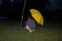 barbecue sous un peu de pluie