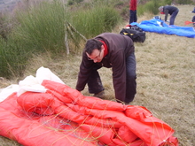 Eric s'applique pour plier sa voile