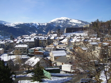 Seyne les Alpes et dans le fond la station de ski de Chabanon