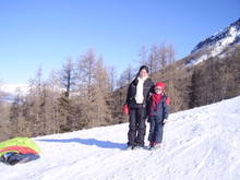 Arthur et sa maman Elodie vont faire leur premier biplace du plateau de Lachau (04 Saint Jean Montclar)