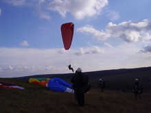 Manu fait des Waggas en haut de la butte