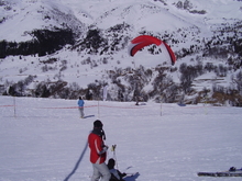 Atterrissage de Sarah sur un ski