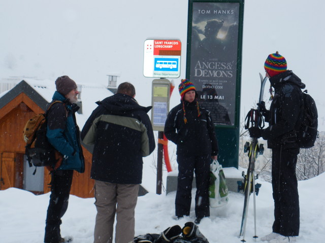 On attend la navette de la station sous la neige ...