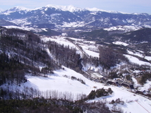 Au milieu de la photo, route de St Jean vers Seyne et les montagnes au fond : station de ski de Chabanon !