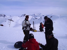 Sarah, Manu, Sabrina et Tam attendent la fermeture des pistes