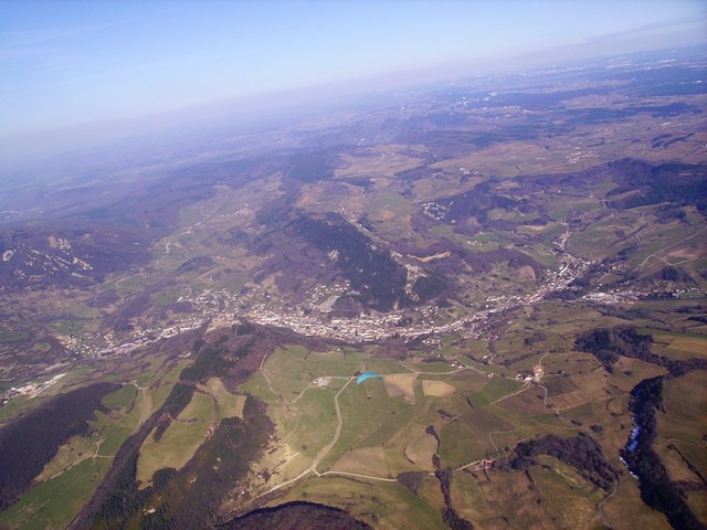 Avec le Guigui dans le thermique.
Au fond ,Salins-les-bains.