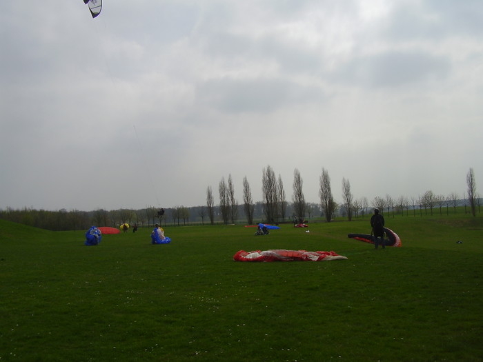 les parapentes attendent un peu moins de vent... et les kiteurs continuent de sauter !