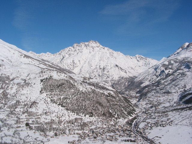 Le Pelvoux sous la neige et la pointe blanche sur le droite c'est la Cucumelle