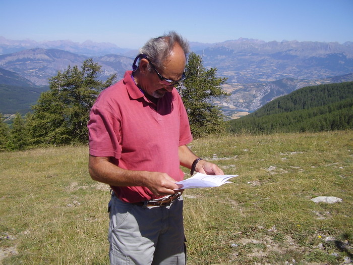 Jacques cherche dans la notice, comment mettre la balise en route