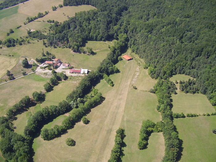 Piste d'envol (avec au milieu en haut, le hangar de rangement de l'avion)