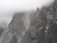 la face ouest des Drus prise dans le nuage