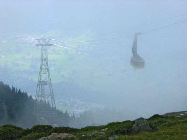 PWC &agrave; Fiesch - la benne dans les nuages.