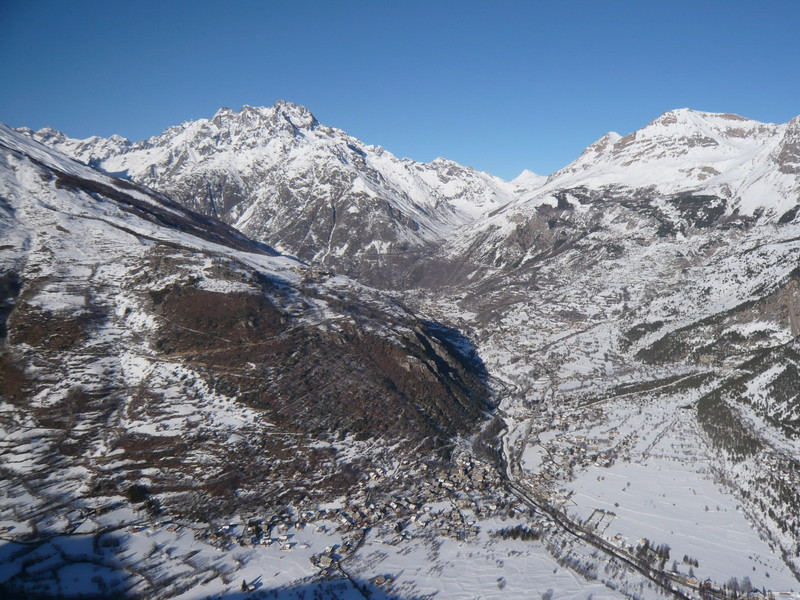 Pelvoux au centre de la photo : http://www.pelvoux-ecrins-2018.com/