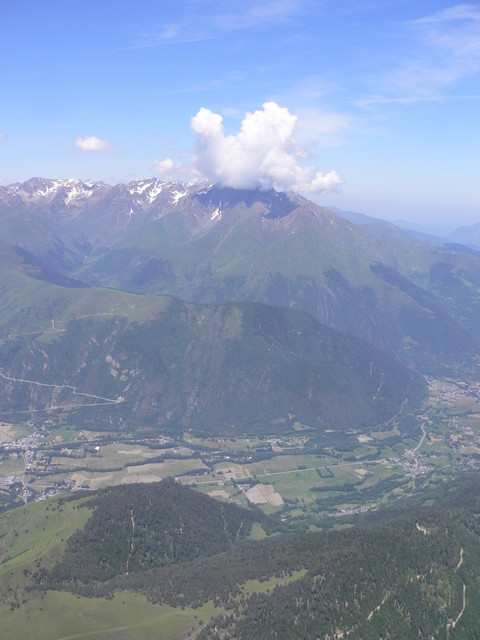 4 &ccedil;a fume dans la vall&eacute;e d'&agrave; c&ocirc;t&eacute;.JPG