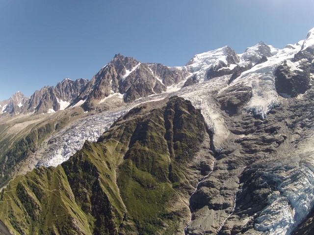 aiguille du midi, a droite le tacul, dessous le glacier des bossons et a droite celui de taconnaz