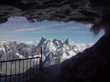 dans la grotte a l'aiguille du midi